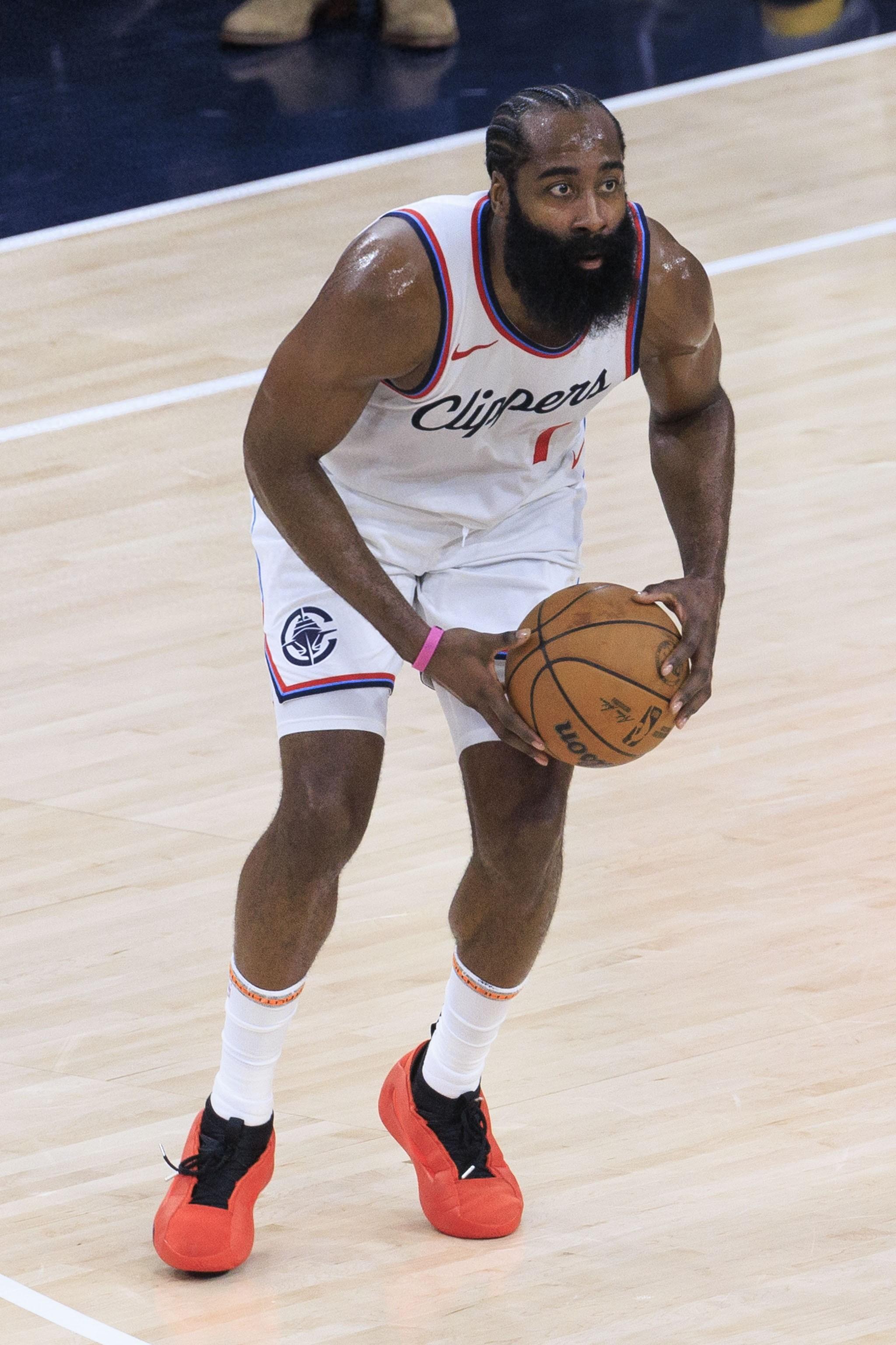 包含赛前体能课后；那不勒斯更衣室发声备战NBA常规赛；目标明确；阵容厚度经受考验的词条