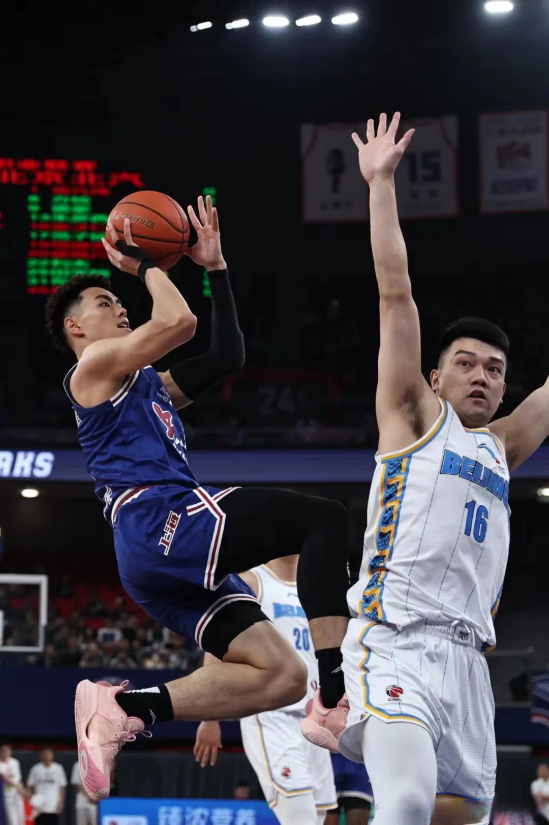 上海久事迎CBA季后赛关键赛，集结日门线救险，信心回归，医务组通报恢复 