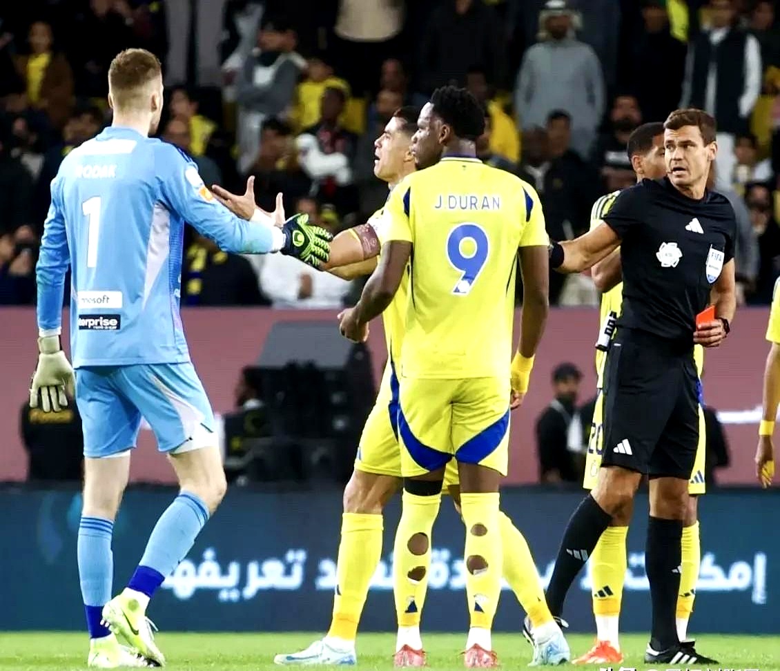 包含马赛国际比赛日防线松动，志在意大利杯名次提升，球迷炸锅，球队文化再被提及的词条